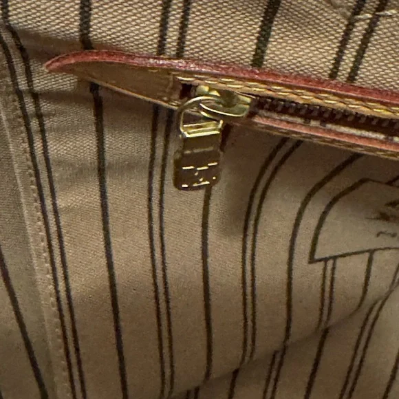 Louis Vuitton Neverfull GM Monogram Tote - Picture 8 of 16